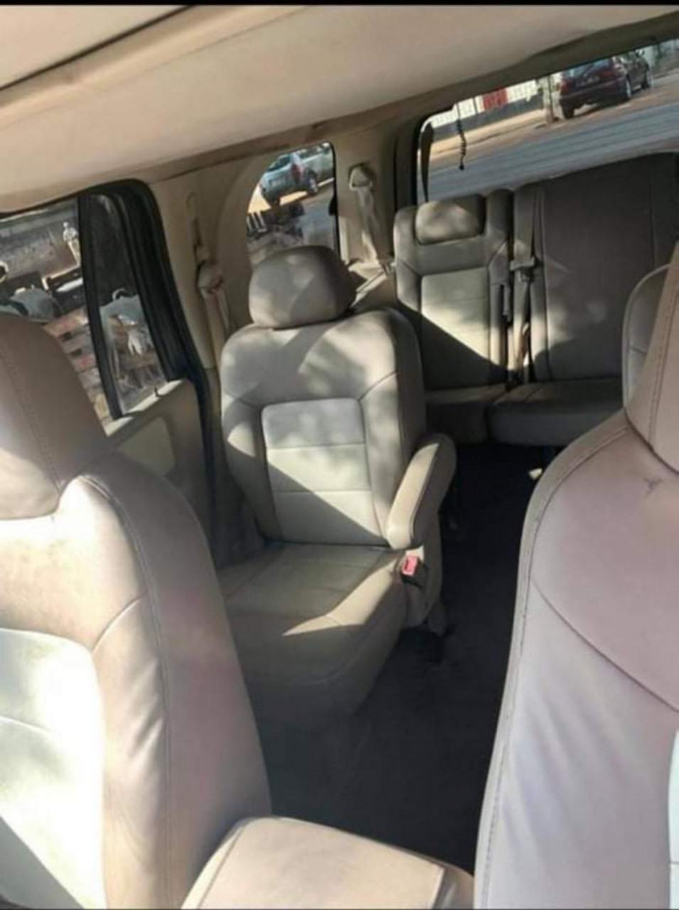 Ford Expedition, Carros, Bissau