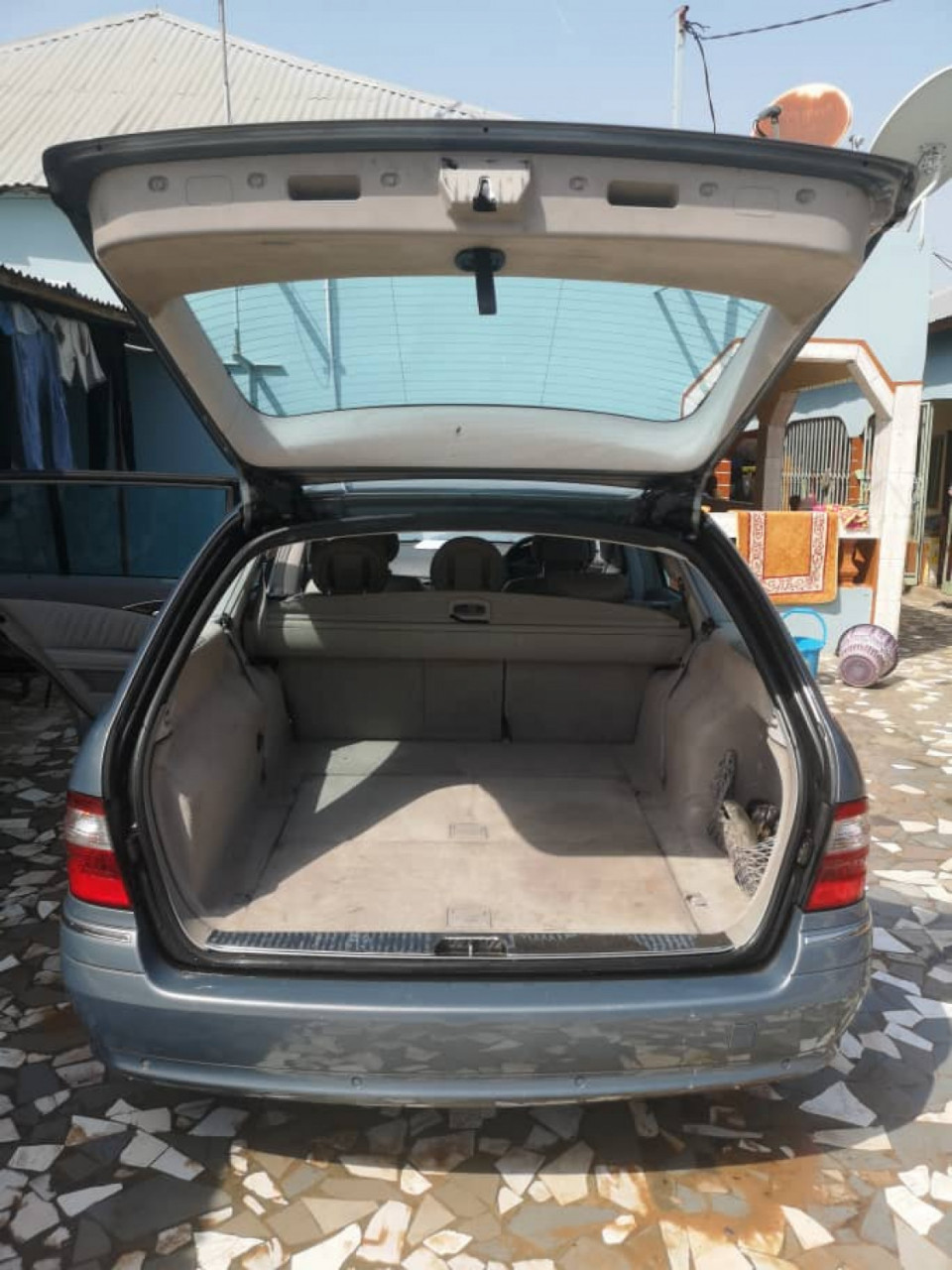 Mercedes classe E, Carros, Bissau