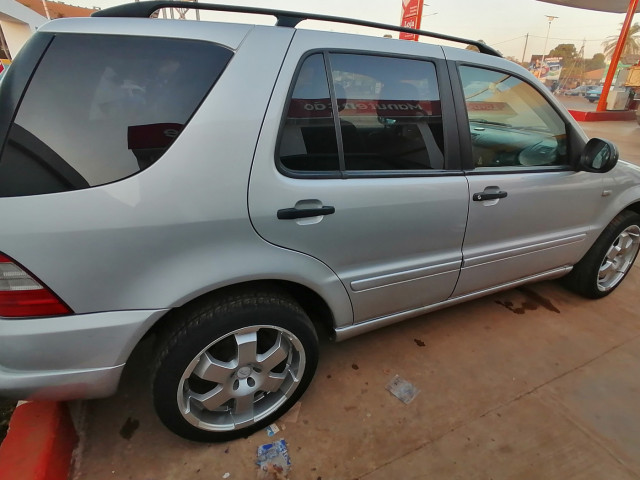Mercedes-Benz M-Class, Carros, Bissau