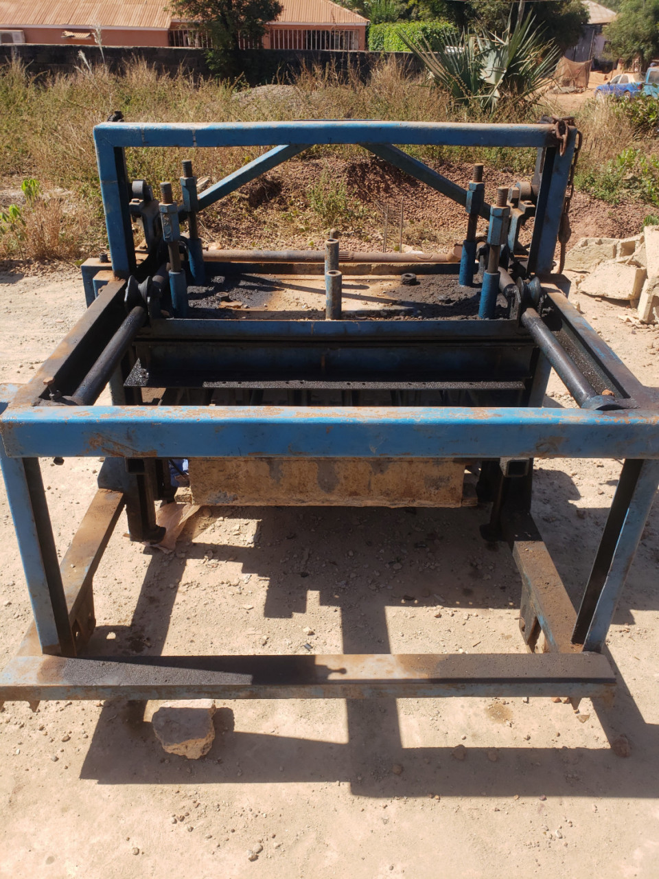 Maquina de Produção de Blocos., Equipamento de Construção, Bissau