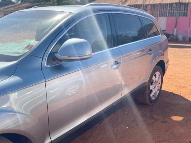 Audi Q7, Carros, Bissau