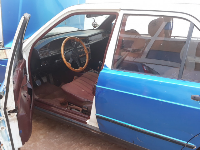 Mercedes-Benz 190, Carros, Bissau