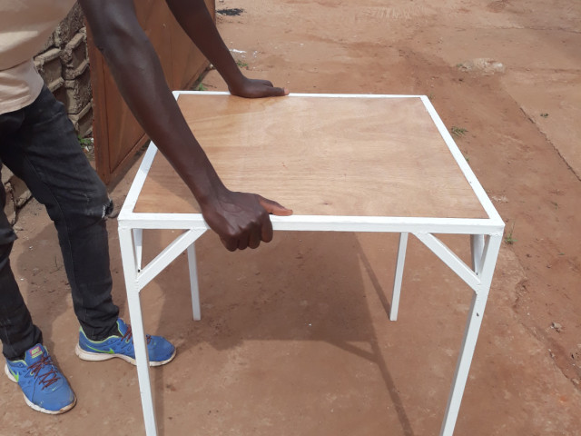 Mesas diferentes, Mesas - Cadeiras, Bissau