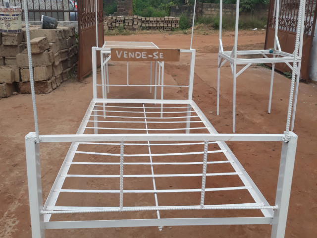 Mesas diferentes, Mesas - Cadeiras, Bissau