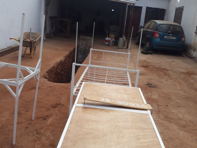 Mesas diferentes, Mesas - Cadeiras, Bissau