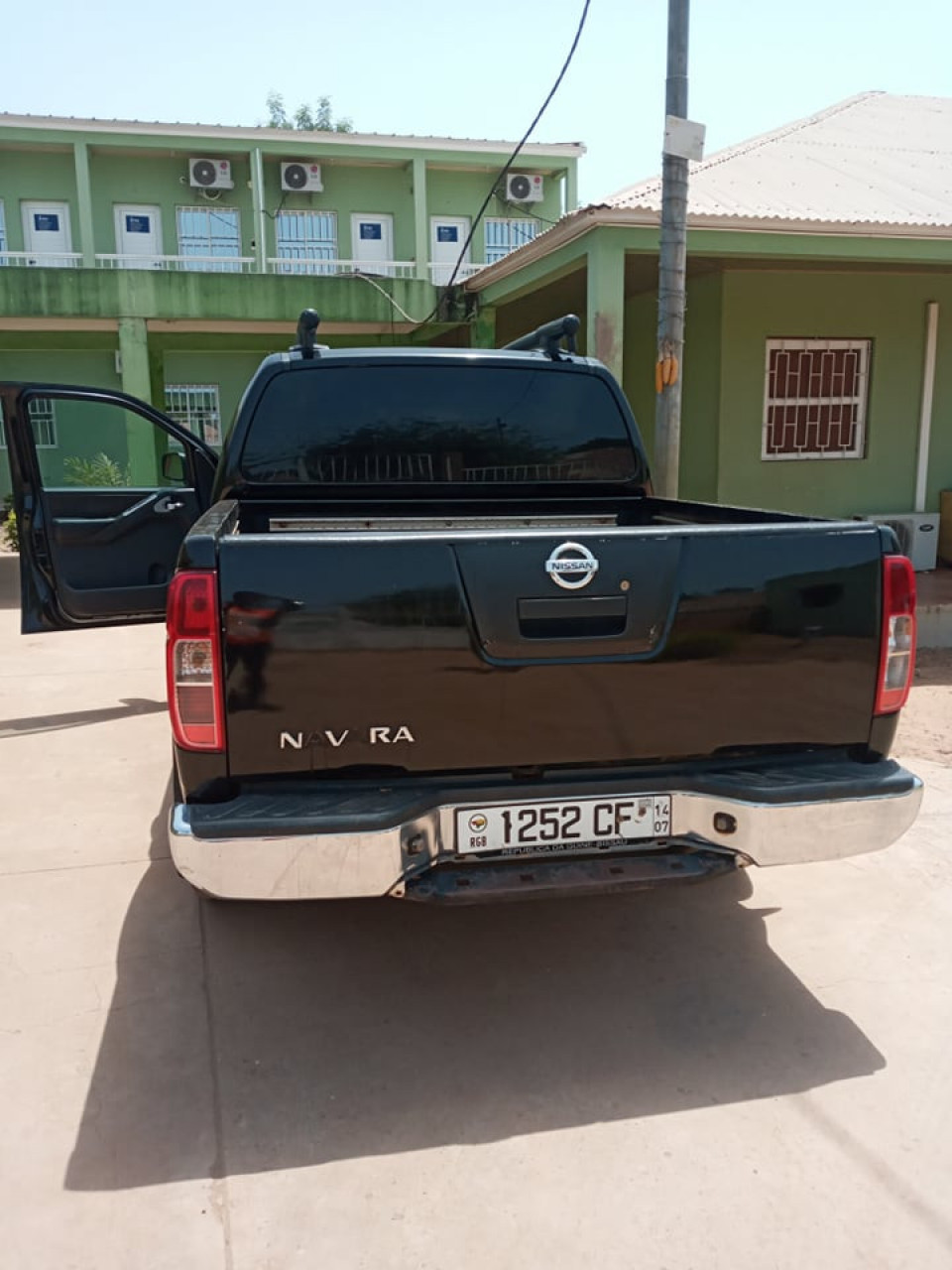 Nissan Navara, Carros, Bissau