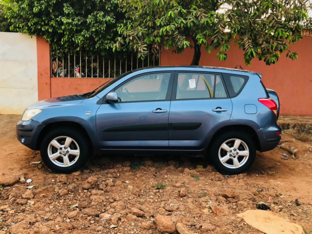 Toyota RAV4, Carros, Bissau