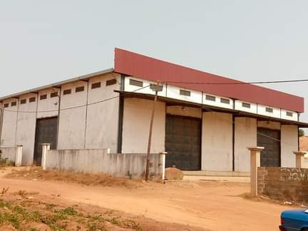 Dois armazéns, Comercial, Bissau