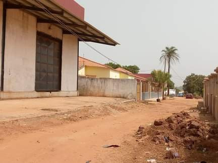 Dois armazéns, Comercial, Bissau