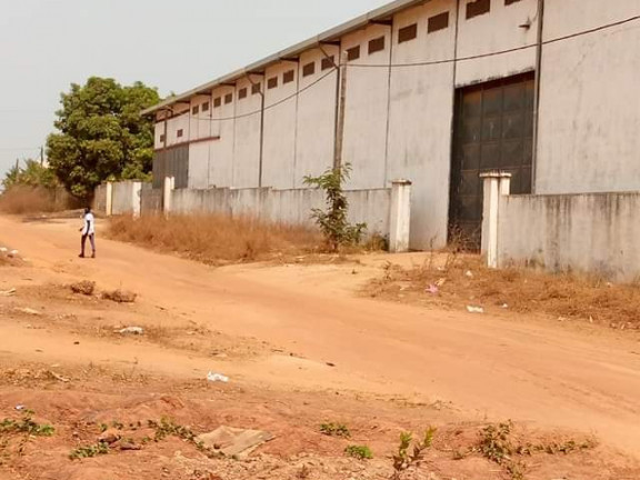 Dois armazéns, Comercial, Bissau