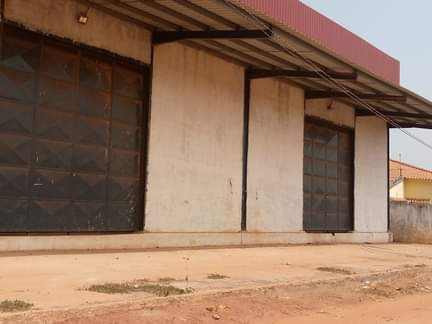 Dois armazéns, Comercial, Bissau