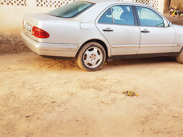 Mercedes-Benz E-Class, Carros, Bafatá