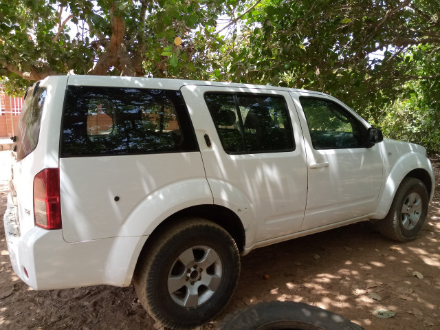 Nissan Pathfinder, Carros, Bissau