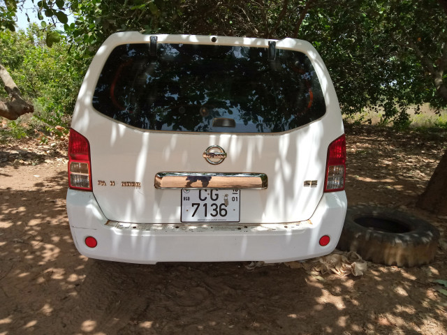 Nissan Pathfinder, Carros, Bissau