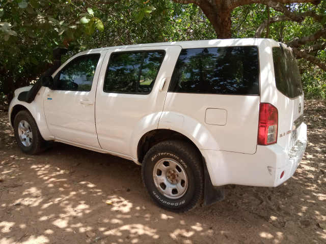 Nissan Pathfinder, Carros, Bissau