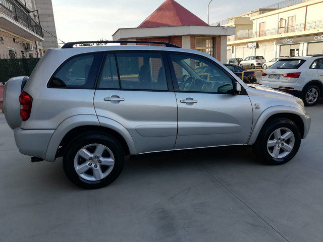 Toyota RAV4, Carros, Bissau