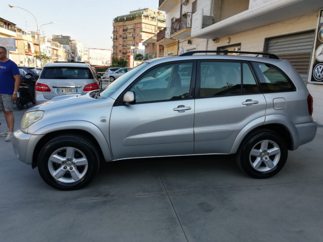 Toyota RAV4, Carros, Bissau