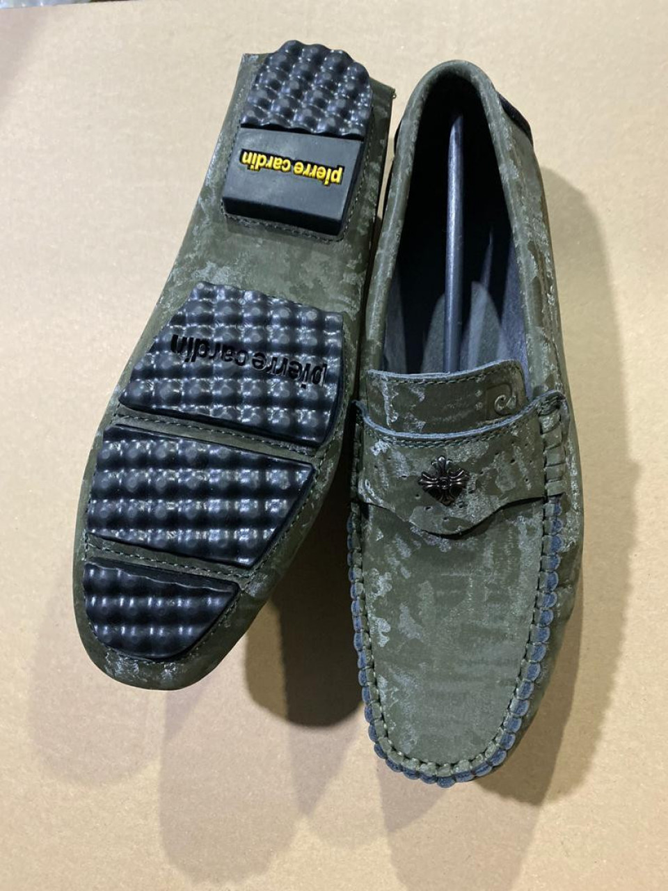 Sapatos diferentes, Calçado, Bissau