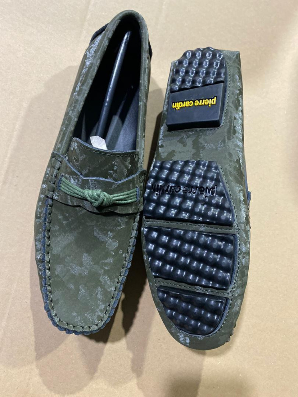 Sapatos diferentes, Calçado, Bissau