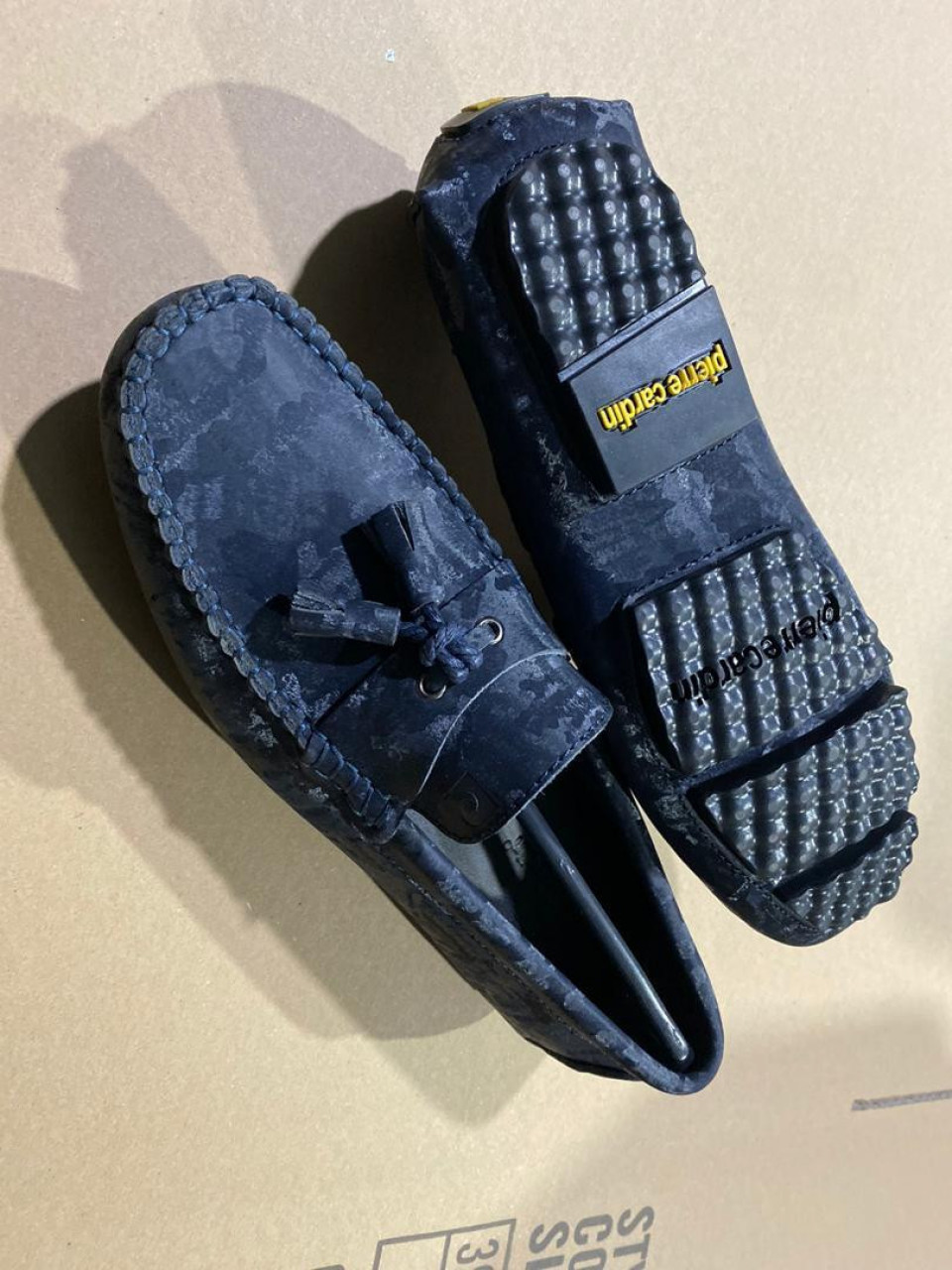 Sapatos diferentes, Calçado, Bissau