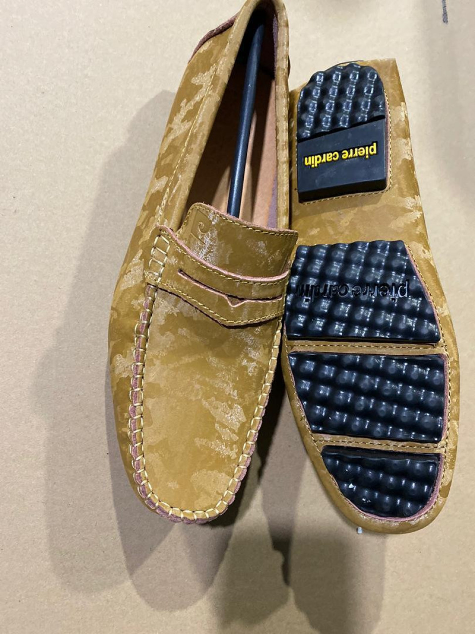 Sapatos diferentes, Calçado, Bissau
