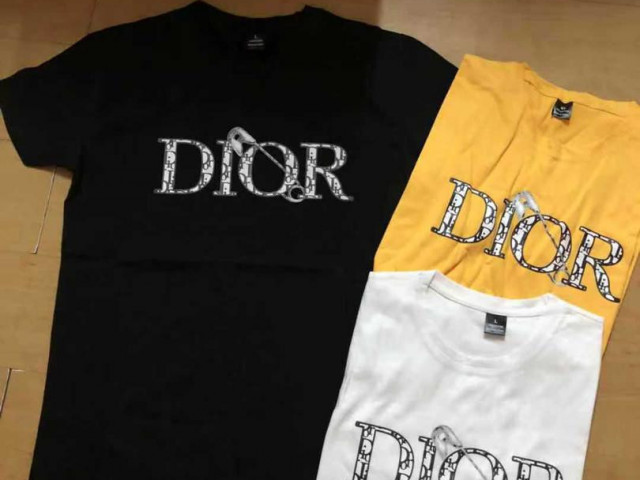T-shirts diferentes, Roupa, Bissau