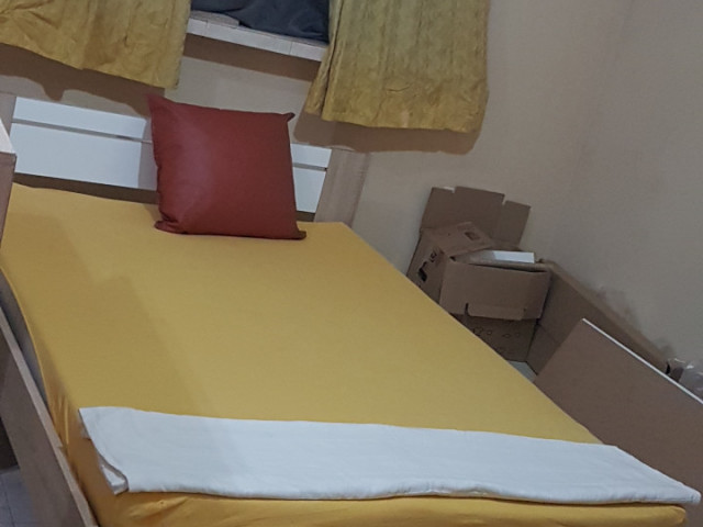 Cama com ripas e colchão, Camas - Poltronas, Bissau