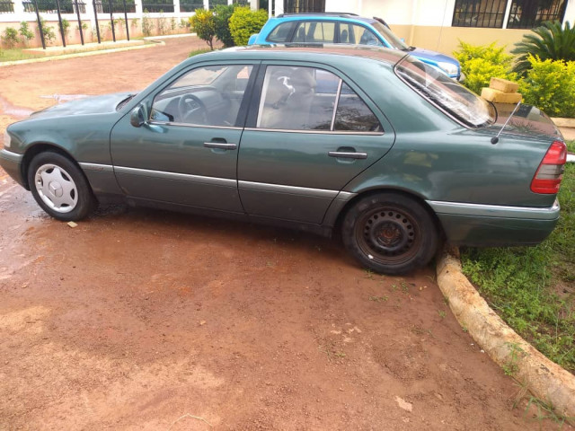 Mercedes-Benz C-Class, Carros, Bissau