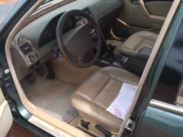Mercedes-Benz C-Class, Carros, Bissau
