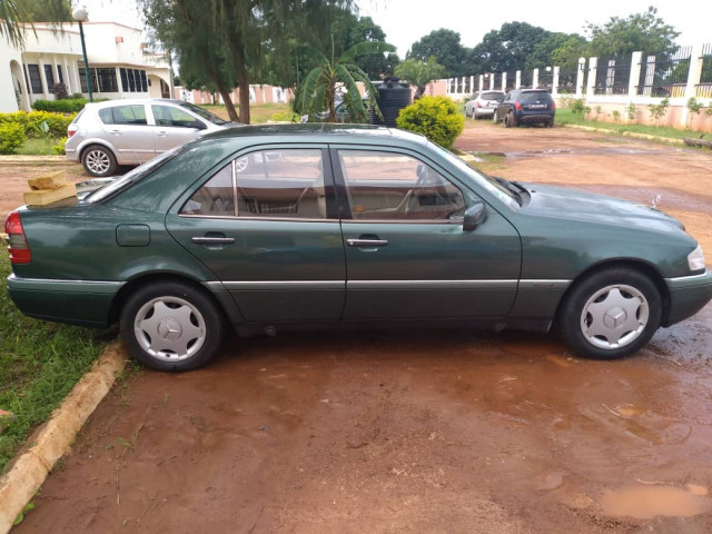 Mercedes-Benz C-Class, Carros, Bissau