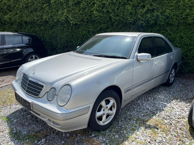Mercedes Benz E-Class, Carros, Bissau