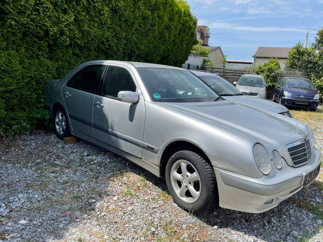 Mercedes Benz E-Class, Carros, Bissau