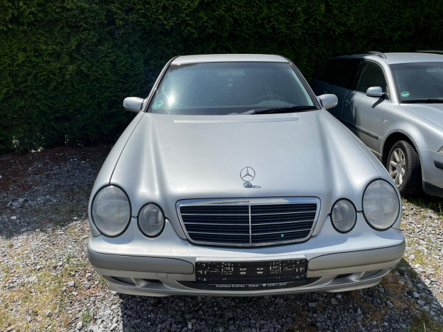 Mercedes Benz E-Class, Carros, Bissau