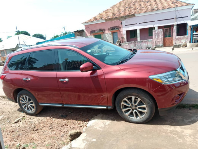 Nissan Pathfinder, Carros, Bissau