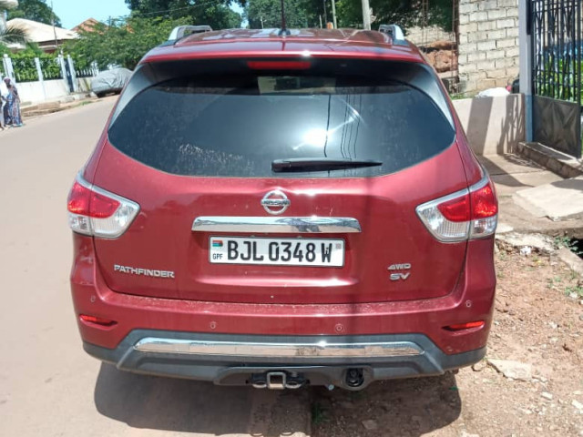 Nissan Pathfinder, Carros, Bissau