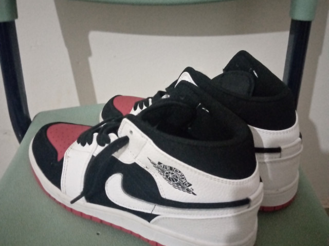 Air Jordan 1, Calçado, Bissau