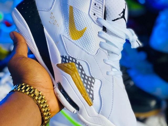 Sapato diferente Nike Jordan, Calçado, Bissau
