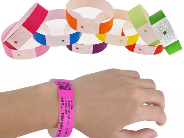 Diferentes pulseiras de eventos, Negócio à Venda, Bissau