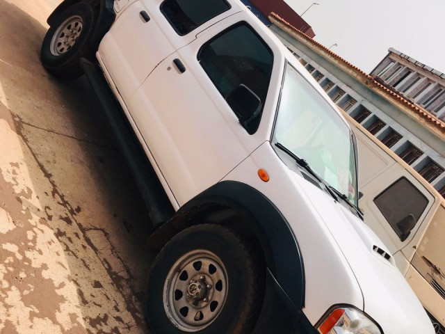 Nissan Navara, Carros, Bissau