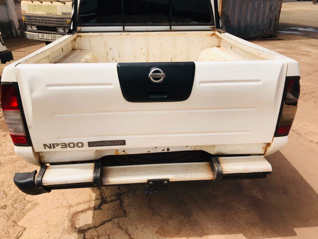 Nissan Navara, Carros, Bissau
