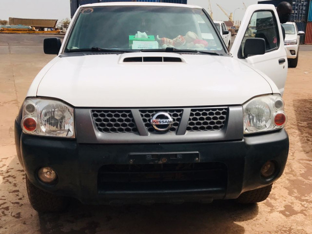 Nissan Navara, Carros, Bissau