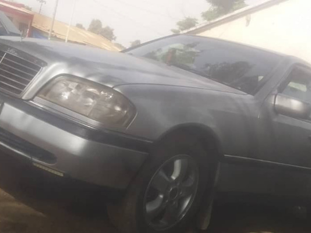 Mercedes-Benz C-Class, Carros, Bissau