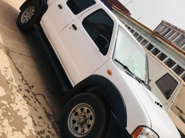 Nissan NP 300, Carros, Bissau